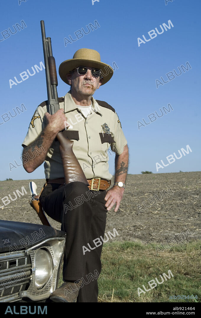 R. LEE ERMEY en MATANZA DE TEXAS, LA: EL ORIGEN, 2006 (TEXAS CHAINSAW MASSACRE, THE: THE BEGINNING), dirigida por JONATHAN LIEBESMAN. Copyright NEW LINE CINEMA / REDIN, VAN.