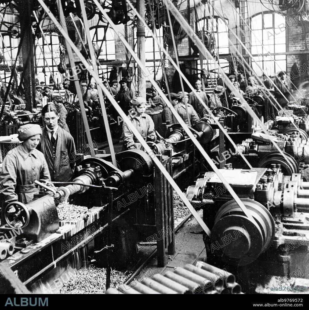 Sheffield (Reino Unido), junio de 1916. Primera Guerra Mundial. El trabajo de las mujeres en Inglaterra. Aspecto interior de un taller de la fábrica de Hadfield, en Sheffield, dedicada a la producción de municiones.