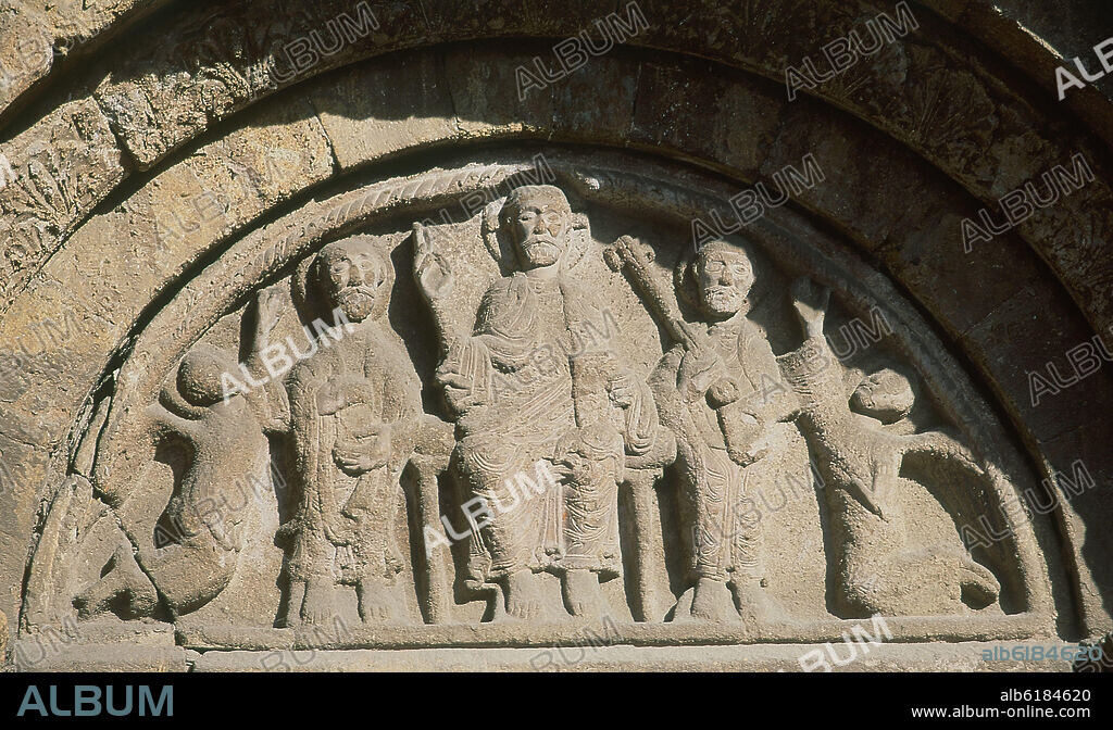 TIMPANO CON LA IMAGEN DE CRISTO FLANQUEADO POR SAN PEDRO Y SAN PABLO - SIGLO XII - ROMANICO CATALAN.