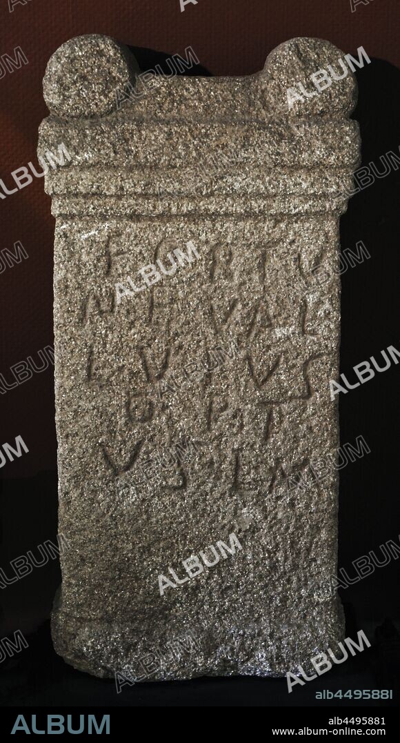 Ara a la Diosa Fortuna. "A Fortuna. Valerio Lupo, asistente de centurión, cumplió de libre voluntad su voto". Segunda mitad del siglo II. Procedente del Campamento romano de Ciadella, Sobrado dos Monxes (provincia de La Coruña, Galicia). Museo Arqueológico e Histórico (Castillo de San Antón). La Coruña. Galicia. España.