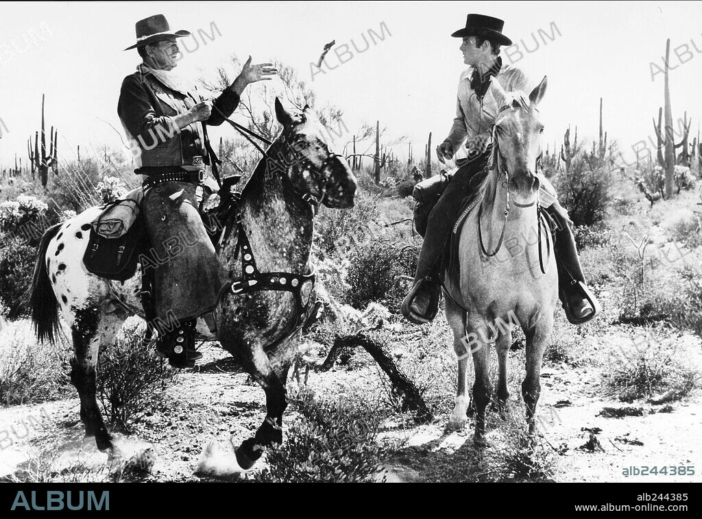 JAMES CAAN und JOHN WAYNE in EL DORADO, 1966, unter der Regie von HOWARD HAWKS. Copyright PARAMOUNT PICTURES.