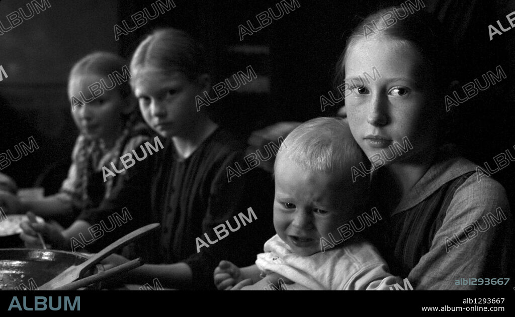 BIANCA MEY, KRISTINA KNEPPEK, MIKA AHRENS und STEPHANIE AMARELL in DAS WEISSE BAND, 2009, unter der Regie von MICHAEL HANEKE. Copyright LES FILMS DU LOSANGE/WEGA FILM/X-FILME CREATIVE POOL.