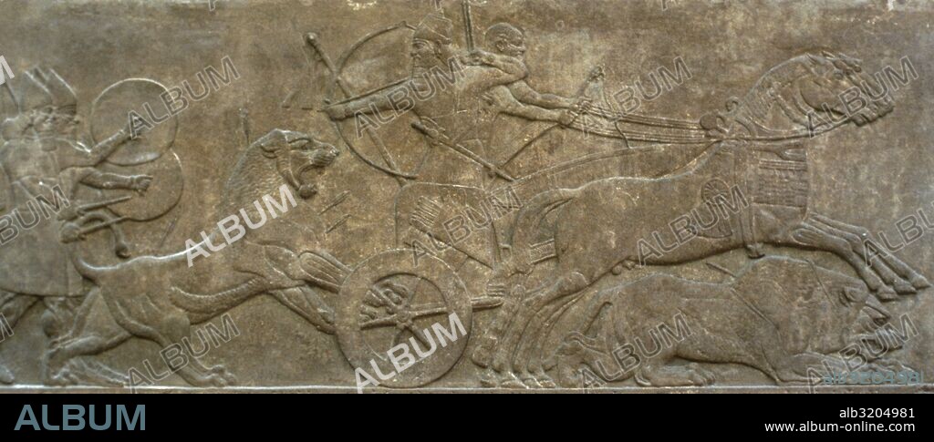 ARTE MESOPOTAMICO-ASIRIO. Relieve con la representación de Assurbanipal II cazando leones. Fechado entre 883-859 a. C., pertenece a la época de máximo esplendor de los relieves neoasirios. Palacio de Assurbanipal. British Museum. Londres. Reino Unido.