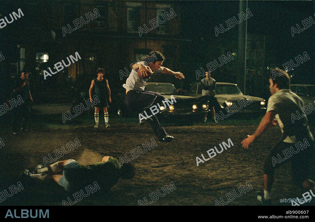 MARK WAHLBERG en INVINCIBLE [INVENCIBLE], 2006 (INVINCIBLE), dirigida por ERICSON CORE. Copyright WALT DISNEY PICTURES / PHILLIPS, RON.