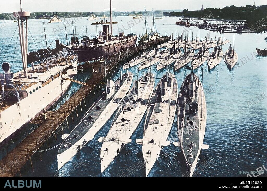 Geschichte / 1. Weltkrieg / Krieg zur See.-"Deutschlands U-Boote 1914."-Foto, aus dem Fotoalbum v. A. Renard, " Die deutsche Kriegsmarine im Seekrieg 1914-18"; digital koloriert.