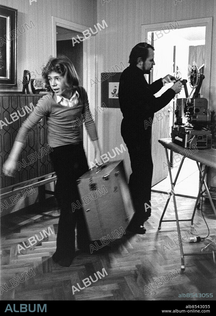 1972-01-18.. Staffan Hallerstam (tv), ungdomsskådespelare, med pappa Gunnar, filmare.. Foto: Bertil S-son Åberg / RiR / SVT / Kod: 5600. Bild och reportage publ. i RiR 7/72 sid. 18-19 inför TV-programmen En söt liten historia och Stora skälvan.. RiR 20397 sv/v neg.