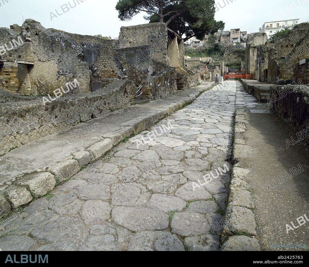 ARTE ROMANO. ITALIA. HERCULANO. Antigua ciudad romana que en el año 79 d. C. fué cubierta por la lava del Vesubio. Construida en un promontorio sobre el mar, según el esquema urbanístico romano en cuadrícula. Vista general de la calle CARDO V. La Campania.