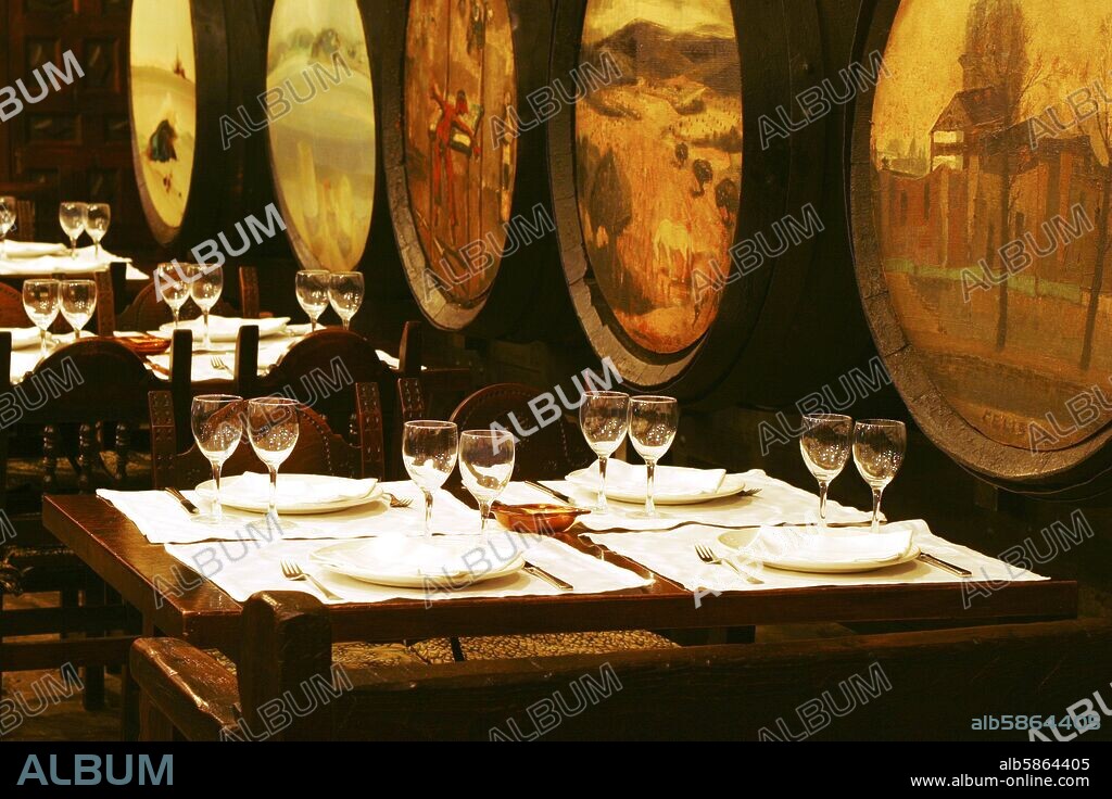 Santander; Restaurante "Bodega El Riojano"; comedor con barricas.