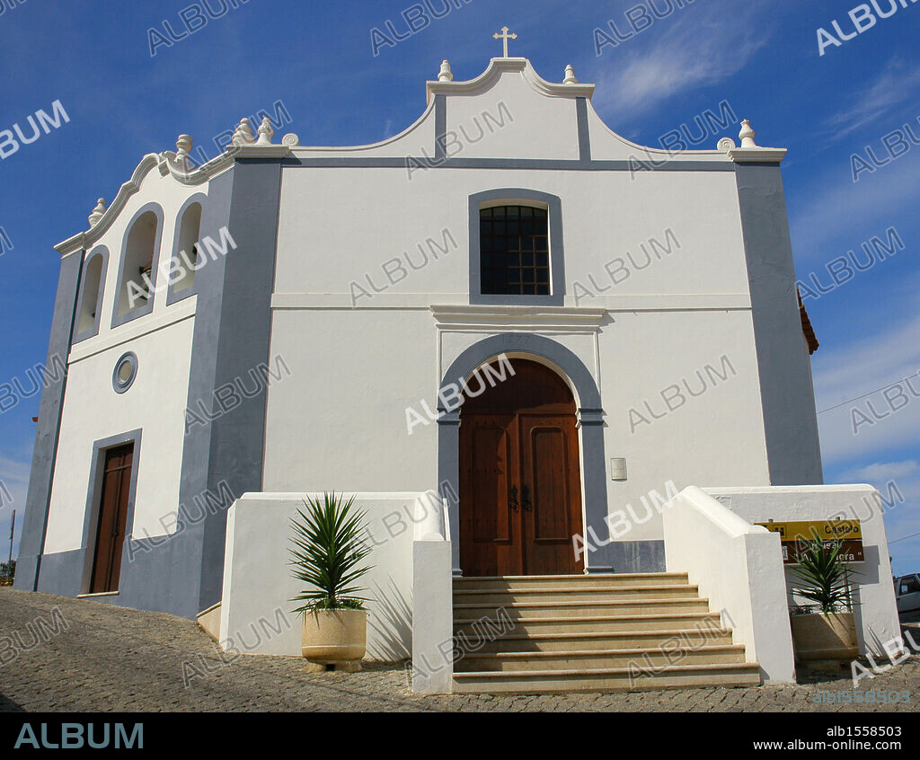 Portugal. Aljezur. Vista de la Iglesia de la Misericordia (Igreja da Misericórdia). El templo data del siglo XVI si bien fue reconstruido en el siglo XVIII tras el terremoto de 1755. El Algarve.