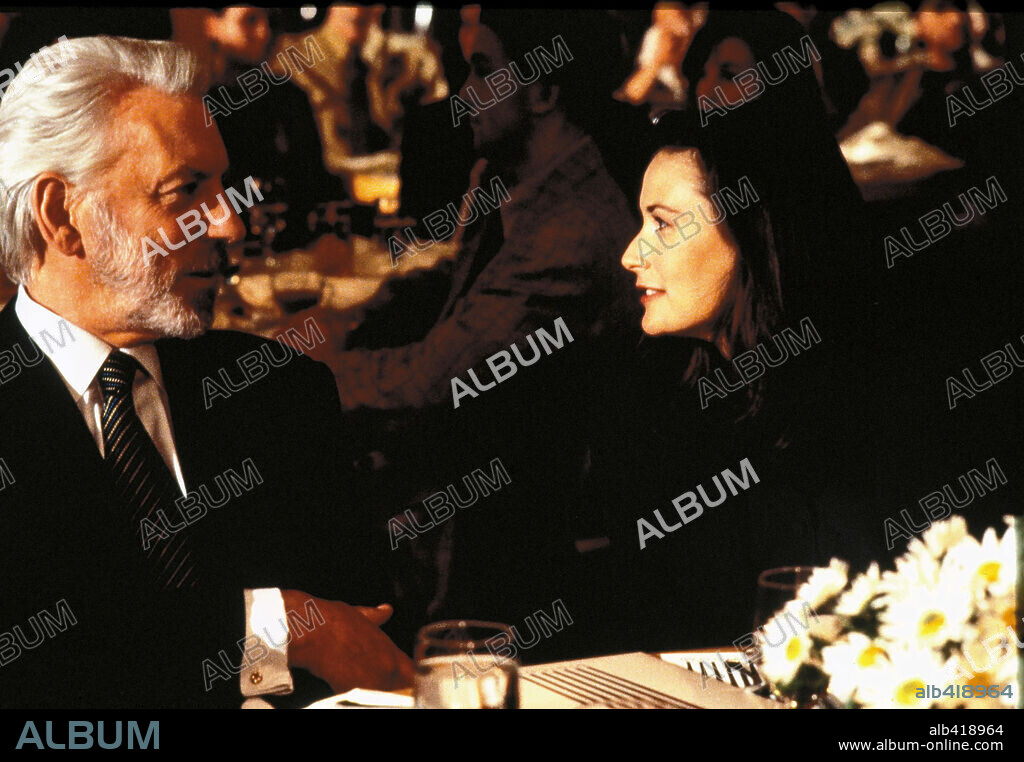 DEMI MOORE and DONALD SUTHERLAND in DISCLOSURE, 1994, directed by BARRY LEVINSON. Copyright WARNER BROTHERS.