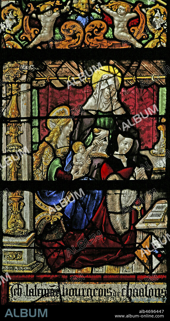 La femme du donateur, Anne Chenu, avec Sainte Anne, la Vierge Marie et le Christ enfant. Vitrail de la collegiale Notre-Dame en Vaux de Chalon en Champagne, datant du 16e, XVIe s. Photographie par Painton Cowen. Credit : Coll. COWEN/KHARBINE-TAPABOR.