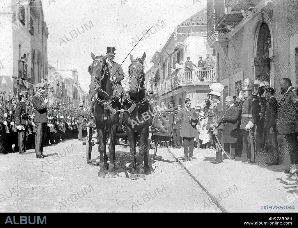 17 octubre 1910. El nuevo gobernador militar de Gibraltar en Algeciras. El gobernador de Gibraltar, al salir del gobierno Militar, Saludando A la bandera de la Compañia de infantería que le Rindió los Honores de Ordenanza.-foto de Diaz Bujillo-.