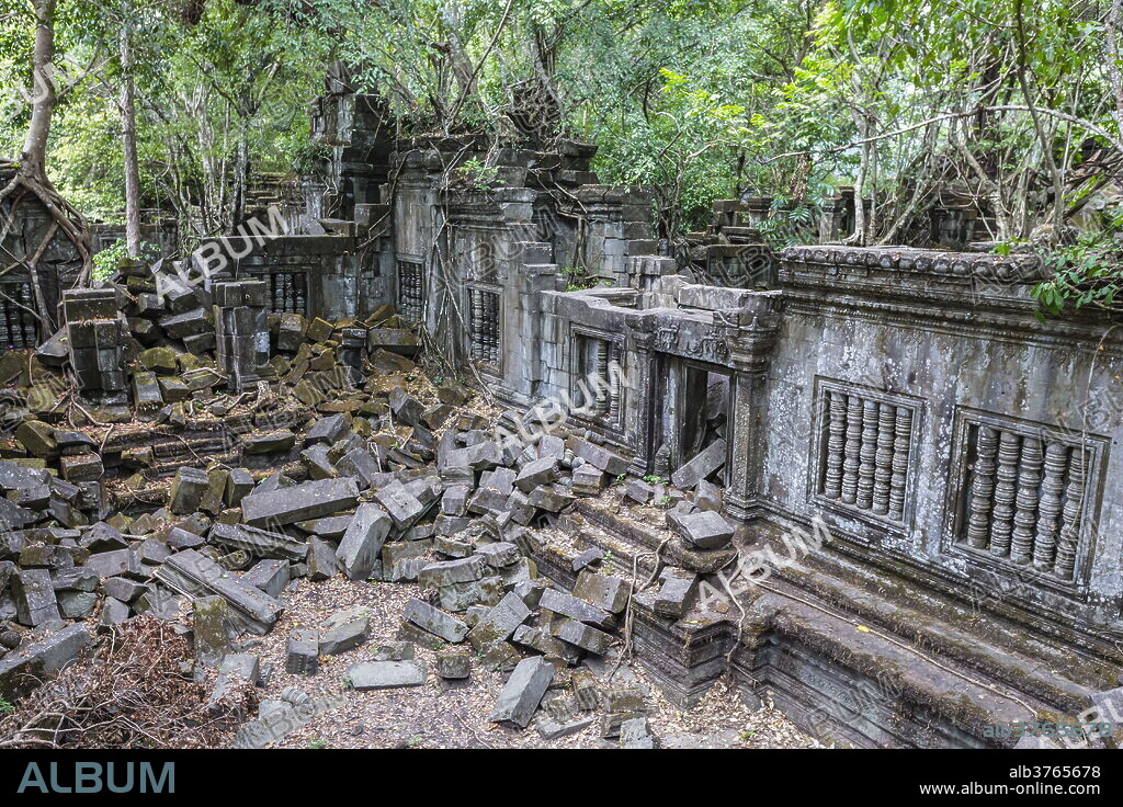 Beng Mealea Temple, overgrown and falling down, Angkor, UNESCO World Heritage Site, Siem Reap Province, Cambodia, Indochina, Southeast Asia, Asia.