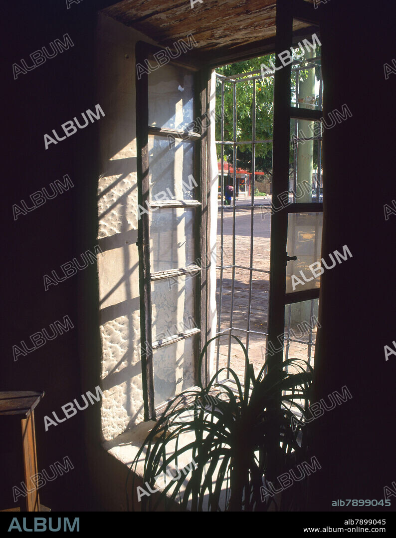 INTERIOR-VENTANA ABIERTA CON REJA.