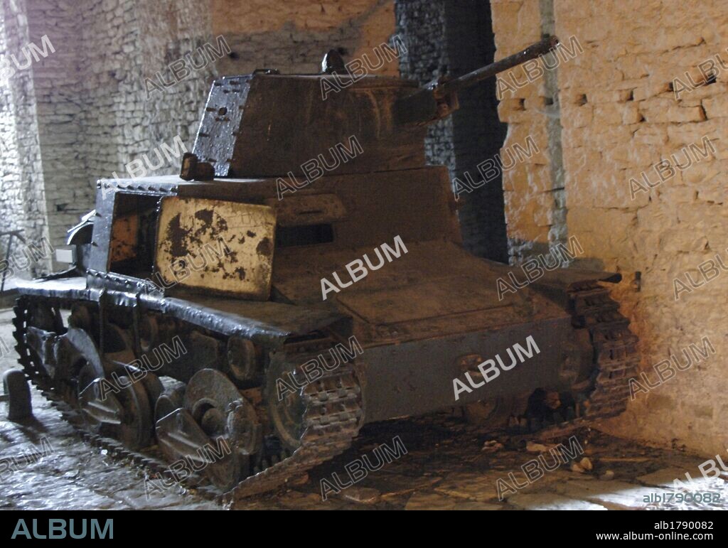 TANQUE. Expuesto en el interior del Castillo de Gjirokastra que alberga armamento de la Primera y Segunda Guerra Mundial. República de Albania.