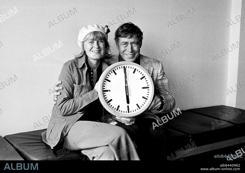 1972-09.. Bibi Langer, journalist och författare, och maken Pekka Langer, författare och programledare i radio och TV, med en klocka.. Foto: Bo-Aje Mellin / RiR / SVT / Kod: 5600. Bild och reportage publ. i RiR 39/72 sid. 3 inför ett radioprogram.. RiR 20600 sv/v neg   . Leende.