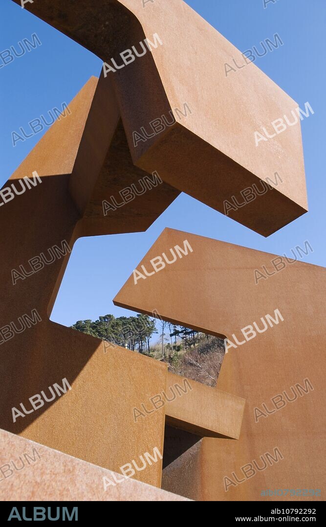 Escultura de Jorge Oteiza en el Paseo Nuevo, Donostia, San Sebastian, Euskadi.