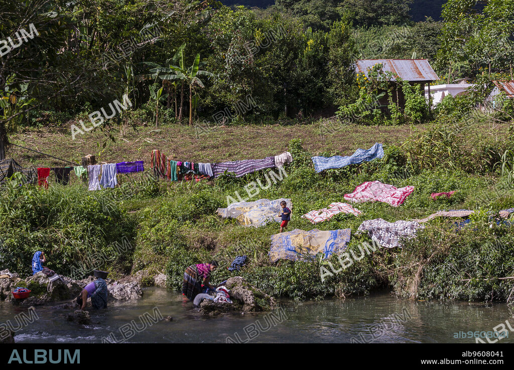 lavando la ropa en el rio Cuatro Chorros, . Lancetillo, La Parroquia, zona Reyna, Quiche, Guatemala, Central America.
