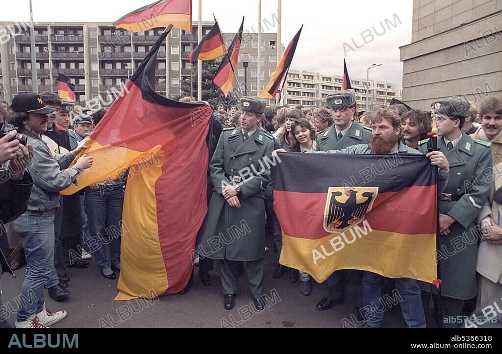 East Germans are waiting for the arrival of Chancellor Helmut Kohl, 19.12.1989, Dresden, Saxony, Germany, Europe.