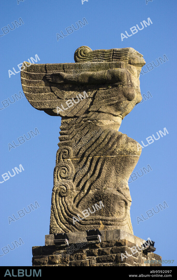 Monumento a Juan Sebastián Elcano y. estatua con forma de mascarón de proa de barco del escultor Victorio Macho, siglo XX, Guetaria, localidad natal del marino Juan Sebastián Elcano,Guipuzcoa, Euzkadi, Spain.