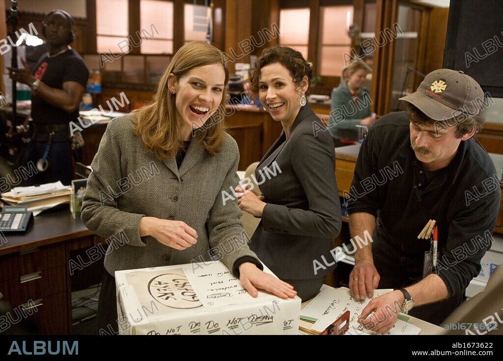 HILARY SWANK y MINNIE DRIVER en BETTY ANNE WATERS, 2010 (CONVICTION), dirigida por TONY GOLDWYN. Copyright PANTHEON ENTERTAINMENT CORPORATION.