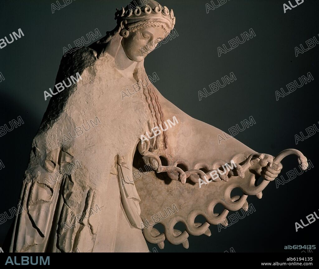 ATENEA COMBATIENDO CON UN GIGANTE - AÑO 525 AC-GRIEGO ARCAICO - SITUADA EN UN FRONTON DEL ANTIGUO TEMPLO DE ATENEA EN LA ACROPOLIS.