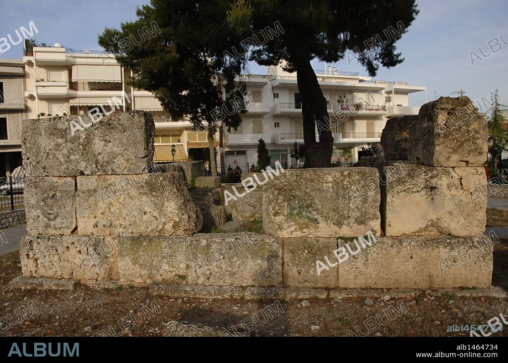 GRECIA. ESPARTA. Vista de las ruinas de un pequeño templo clásico conocido como TUMBA DE LEONIDAS, ubicado en odós Leonídou, al noroeste del centro de la ciudad. Provincia de Lakonia. Región del Peloponeso.
