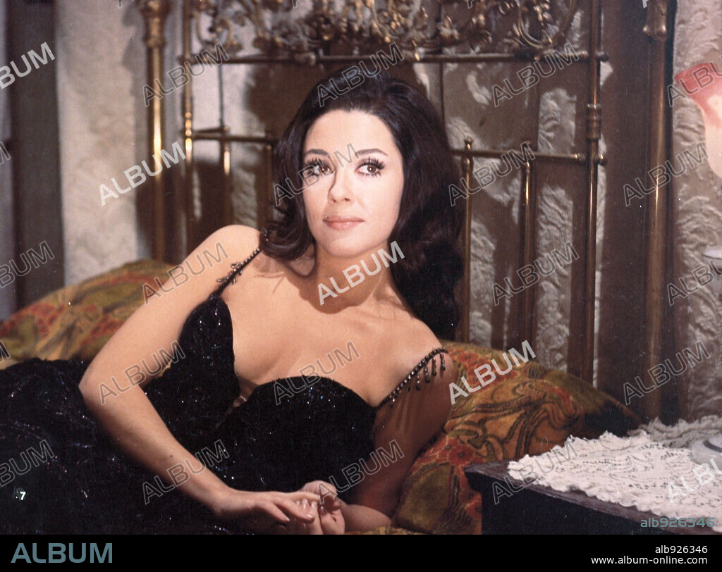 MONICA RANDALL in YOU ARE A TRAITOR AND I'LL KILL YOU!, 1972 (UNA CUERDA AL AMANECER). Copyright CIRE FILMS.