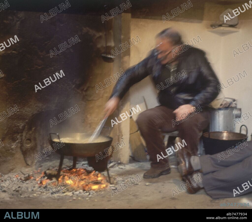 CALDERO CON MIGAS EN EL FUEGO.