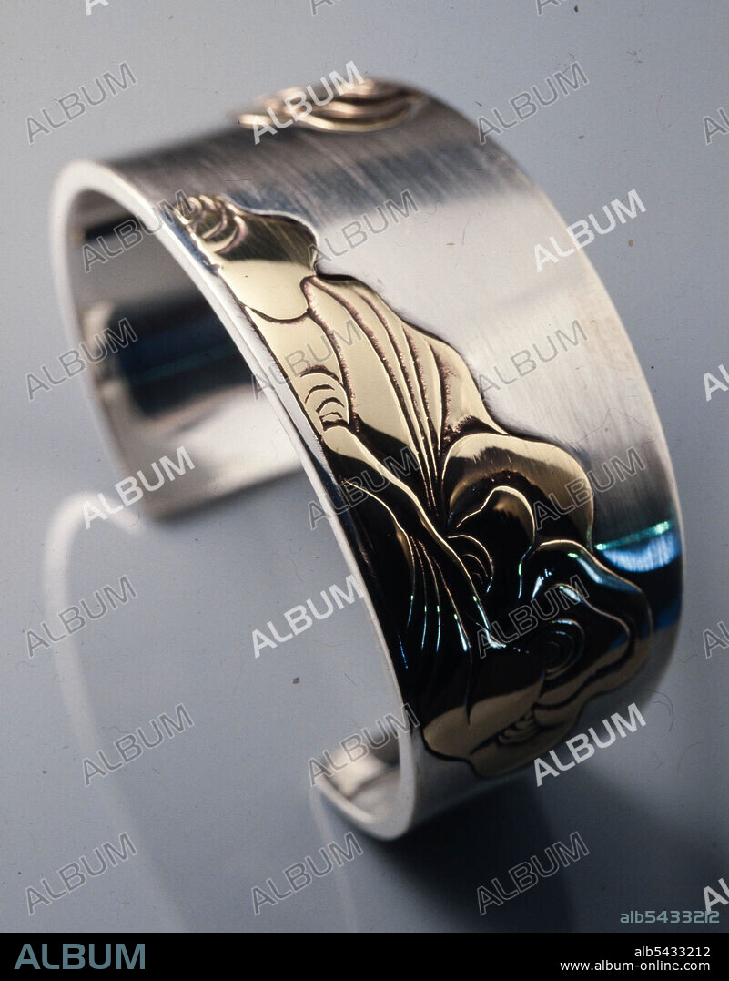 MONTSERRAT GUARDIOLA I FARRES. Brazalete, obra de Montserrat Guardiola i Farrés, 1985. Colección privada.