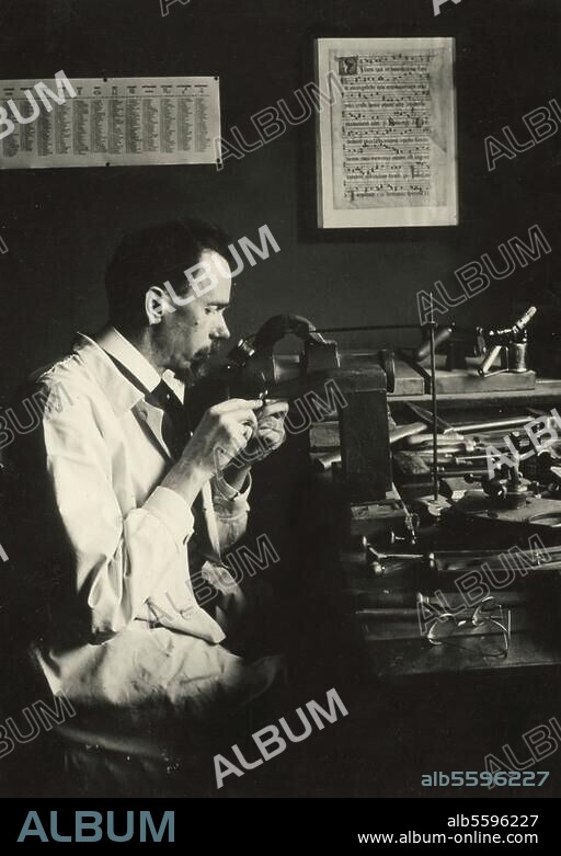 Koch, Rudolf Schriftkünstler, Graphiker, Kunsthandwerker, Nürnberg 20.11.1876 - Offenbach 9.4.1934. Professor Koch an seinem Arbeitsplatz. Foto, um 1930.