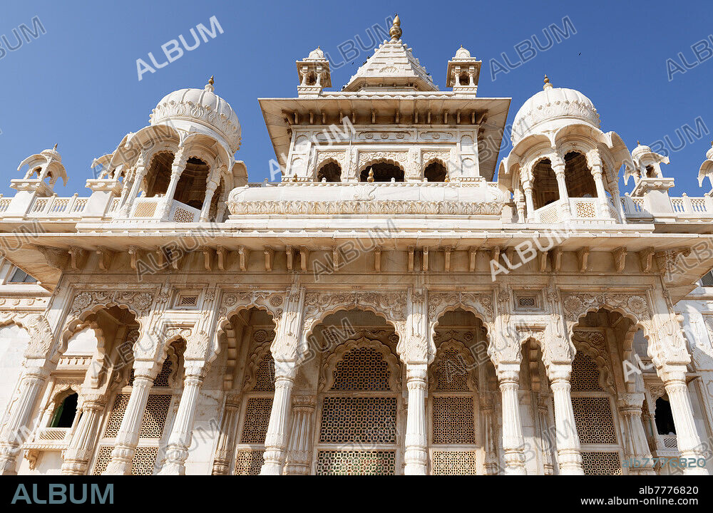 Le Jaswant Thada est un cénotaphe construit par le Maharaja Sardar Singh de l'État de Jodhpur en 1899 en mémoire de son père, le Maharaja Jaswant Singh II et sert de lieu de crémation pour la famille royale de Marwar. Jodphur. Rajasthan. Inde.