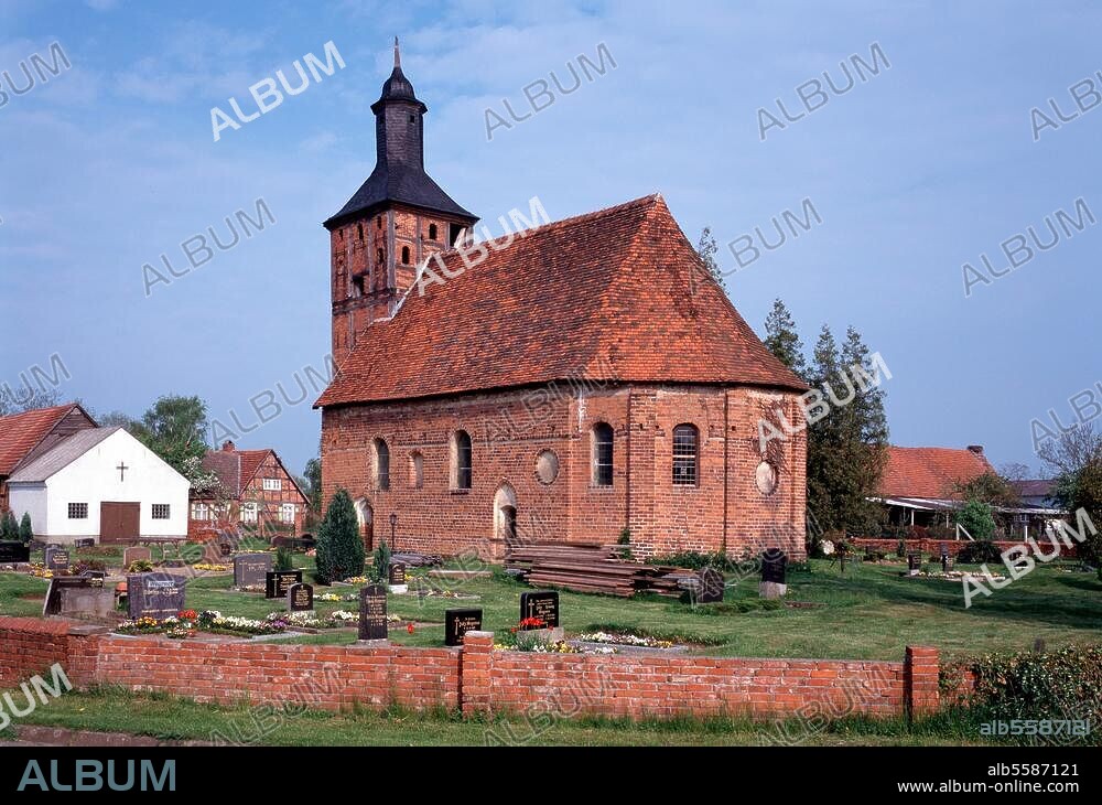 Abbendorf / Dorfkirche von Süd-Ost © Lisa Hammel 6 × 9 cm.