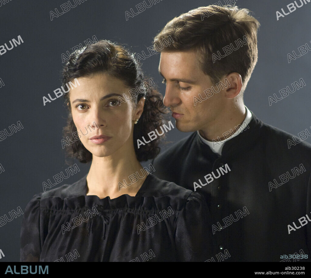 MARIBEL VERDU and RAUL AREVALO in LOS GIRASOLES CIEGOS, 2008, directed by JOSE LUIS CUERDA. Copyright ESTUDIOS ORGANIZATIVOS Y PROYECTOS CINEMATOGRAFICOS/ / NIETO, MATIAS.
