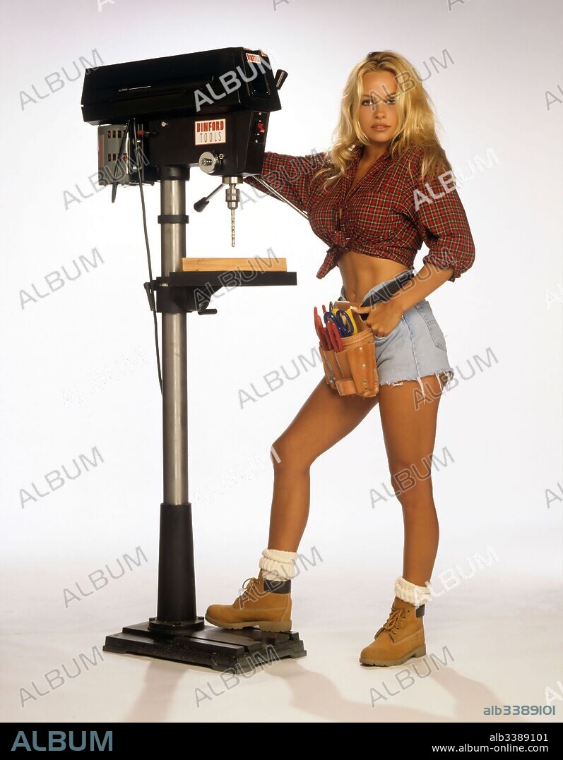 PAMELA ANDERSON in HOME IMPROVEMENT, 1991, directed by MATT WILLIAMS. Copyright TOUCHSTONE TELEVISION.