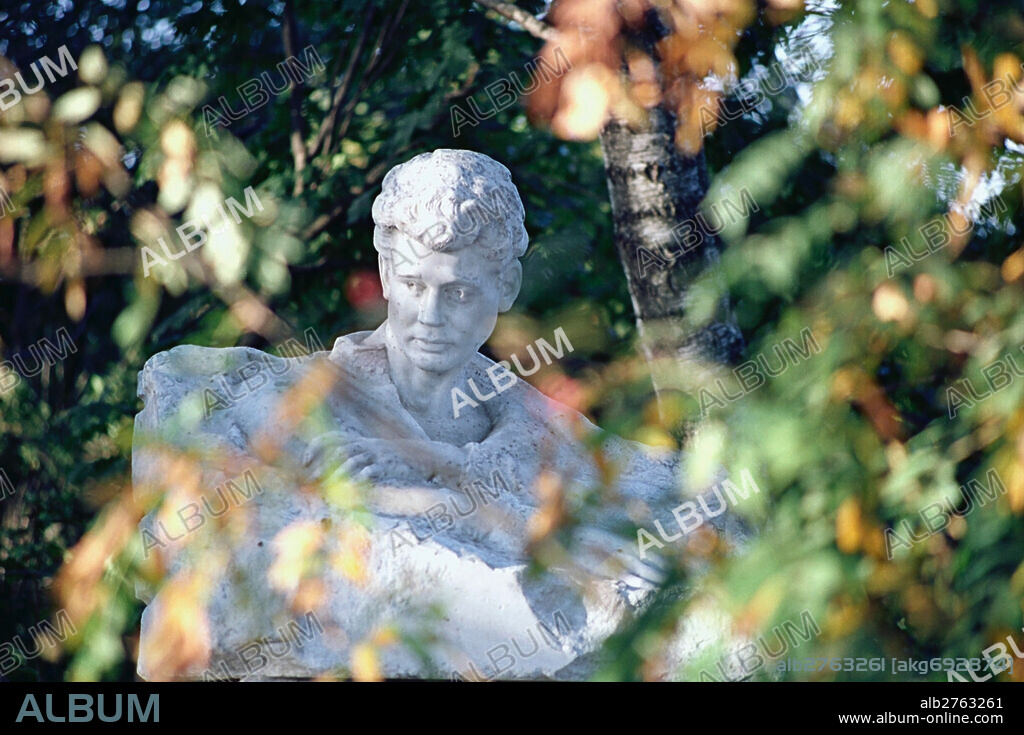 Sculptor Vadim Onishchenko's monument to Sergey Yesenin in the garden of the poet's house in the village of Konstantinovo.