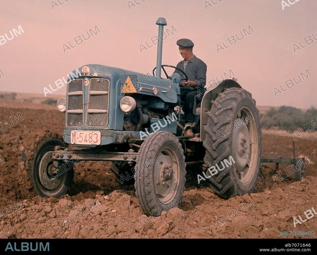 TRACTOR EBRO SUPER 55 ARANDO - FOTO AÑOS 60.