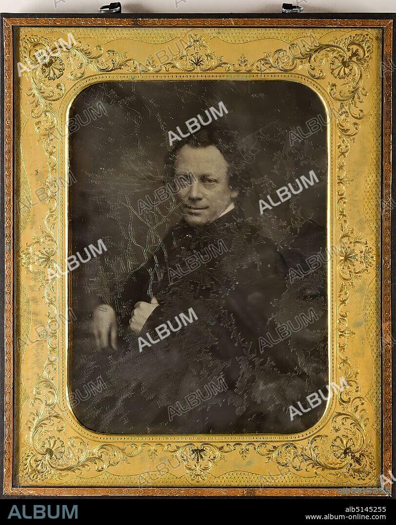 Carl Heinrich Oskar Fielitz, The actor Georg Friedrich Starke (1815-1858), daguerreotype, picture size: height: 19.00 cm; width: 14.00 cm, in blue ink on label: Titel; in blue pen on label: Fotograf; in black ink on label: D. p. 198, ; customs stamp Customs I-32, portrait photography, man, half-length portrait, seated figure, historical person, actor, actress.