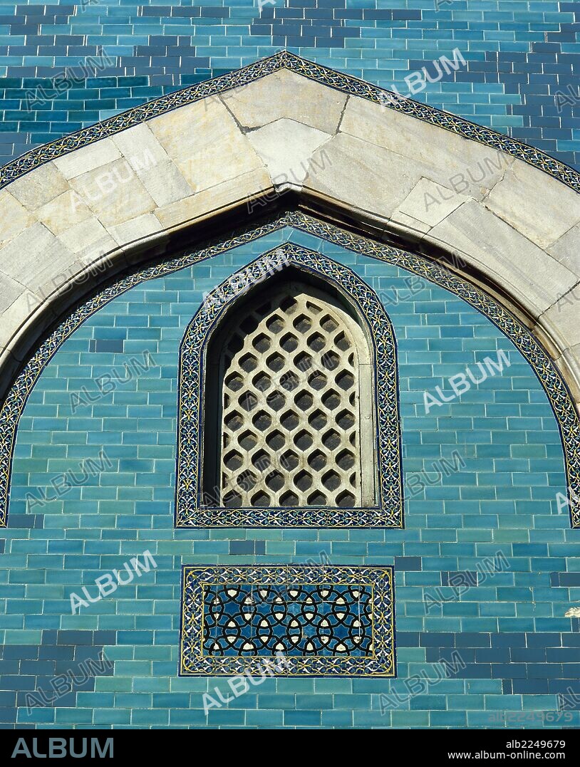 ARTE ISLAMICO-ESTILO OTOMANO. TURQUIA. Detalle de los AZULEJOS ESMALTADOS con grafía árabe en tonos azules, que decoran las paredes exteriores de la YESIL TÜRBE (MAUSOLEO VERDE). BURSA. TURQUIA.