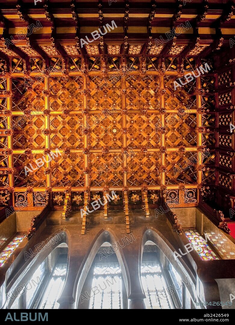 ANTONI GAUDÍ. PALAU GÜELL. TECHO Y ARCOS PARABOLICOS DE LA SALA DE VISITAS.