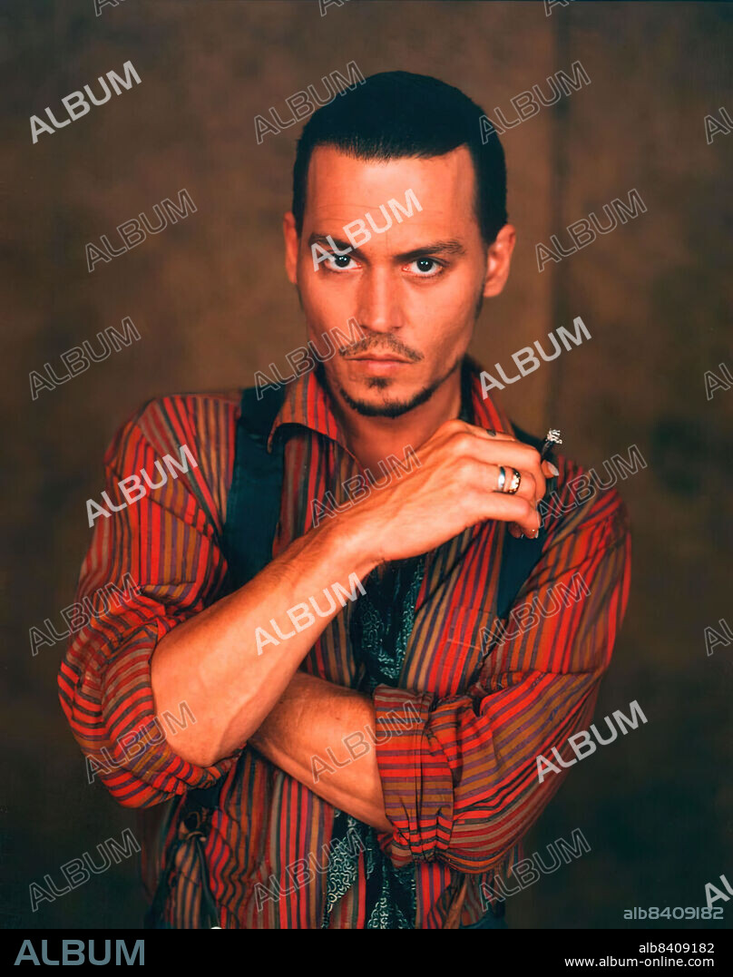 JOHNNY DEPP en CHOCOLAT, 2000, dirigida por LASSE HALLSTROM. Copyright MIRAMAX FILMS.