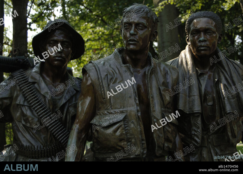ARTE S. XX. ESTADOS UNIDOS. FREDERICK HART (1943-1999). Escultor estadounidense. "LOS TRES SOLDADOS". Monumento erigido en el año 1984 en el "MEMORIAL A LOS VETERANOS DE VIETNAM". Washington D. C. Distrito de Columbia. Estados Unidos.