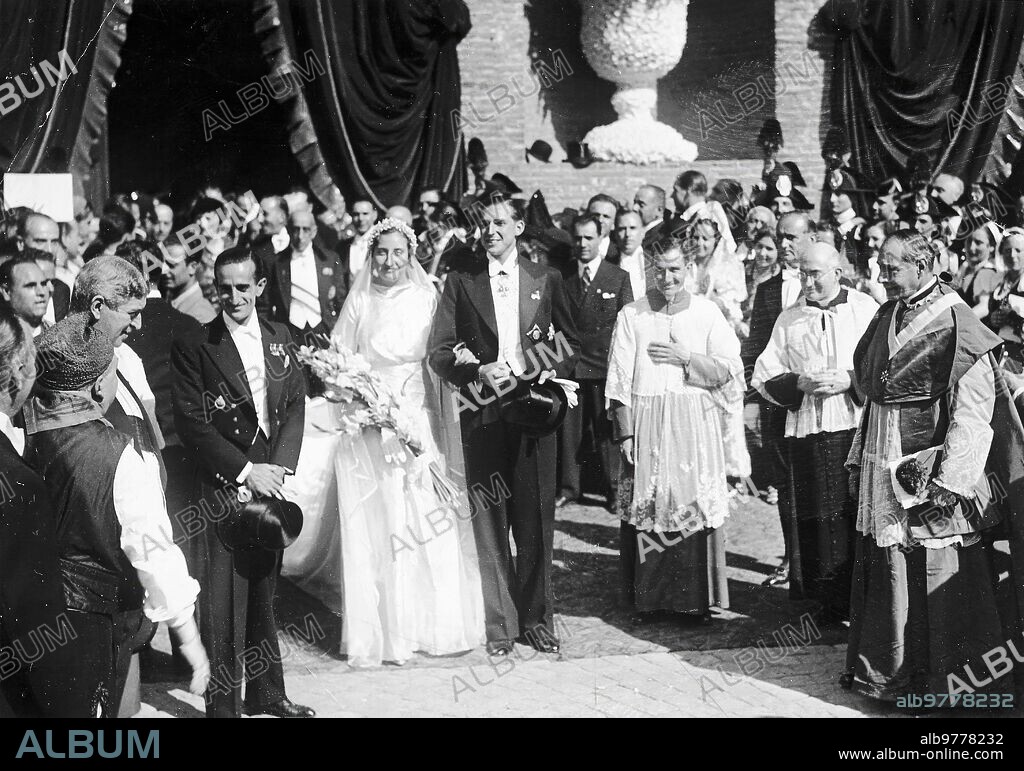 Don Juan y doña María de las Mercedes Momentos después de su boda en la iglesia romana de santa María de los Ángeles. Era el día 12 de octubre de 1935.