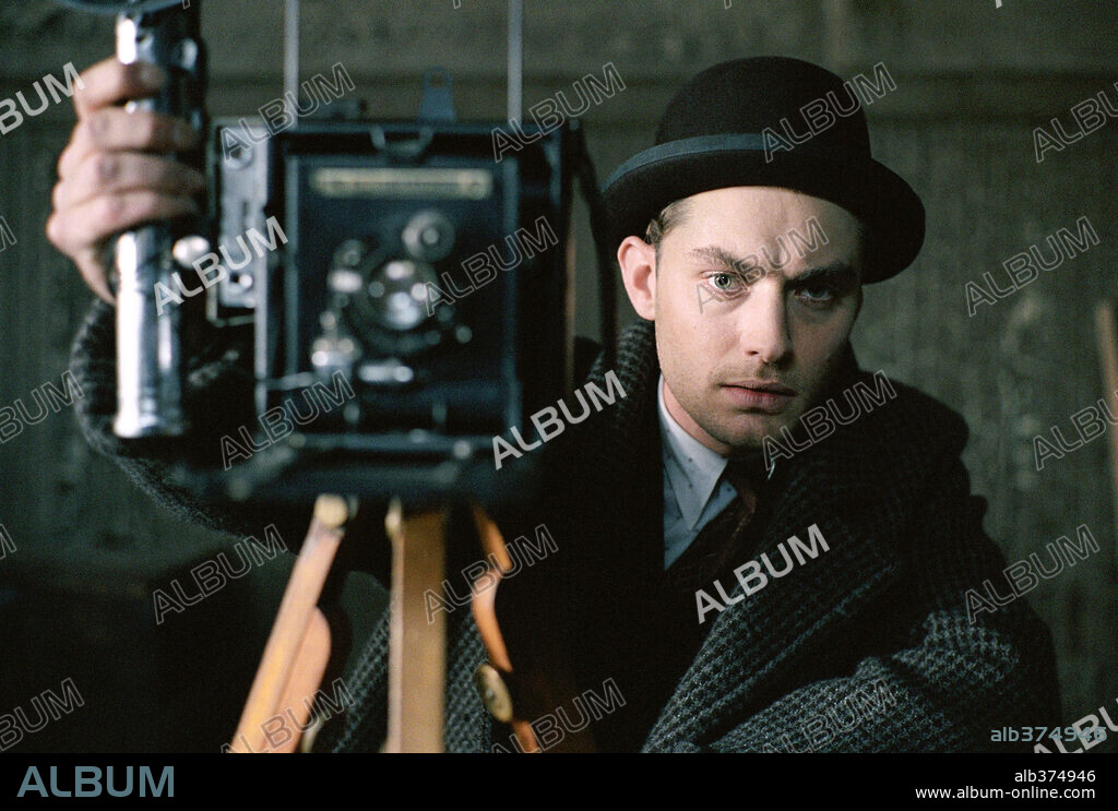 JUDE LAW in ROAD TO PERDITION, 2002, directed by SAM MENDES. Copyright DREAMWORKS PICTURES/TWENTIETH CENTURY FOX / DUHAMEL, FRANÇOIS.