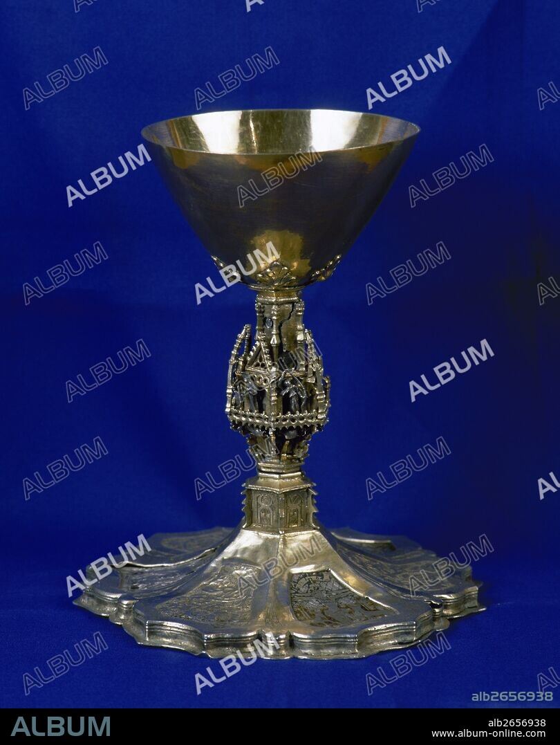 ARTE GOTICO. SIGLO XIV. ESPAÑA. CALIZ realizado en plata sobredorada, fundido y cincelado con placas esmaltadas. Sus dimensiones son: 24 x 15 x 15 cm. Podría tratarse de una obra montada de nuevo a partir de dos o tres piezas diferentes: la copa, el eje y el pie, que podría haber sido trabajado en Barcelona. Iglesia Parroquial de Sant Lluc. Ulldecona. Provincia de Tarragona. Cataluña.