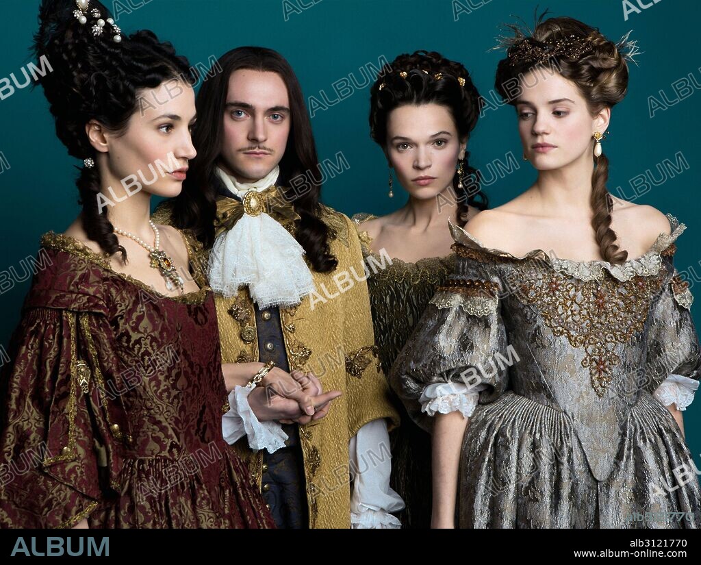 GEORGE BLAGDEN et NOEMIE SCHMIDT dans VERSAILLES, 2015, réalisé par DAVID WOLSTENCROFT et SIMON MIRREN. Copyright CAPA DRAMA/INCENDO PROD/ZODIAK MEDIA GROUP.