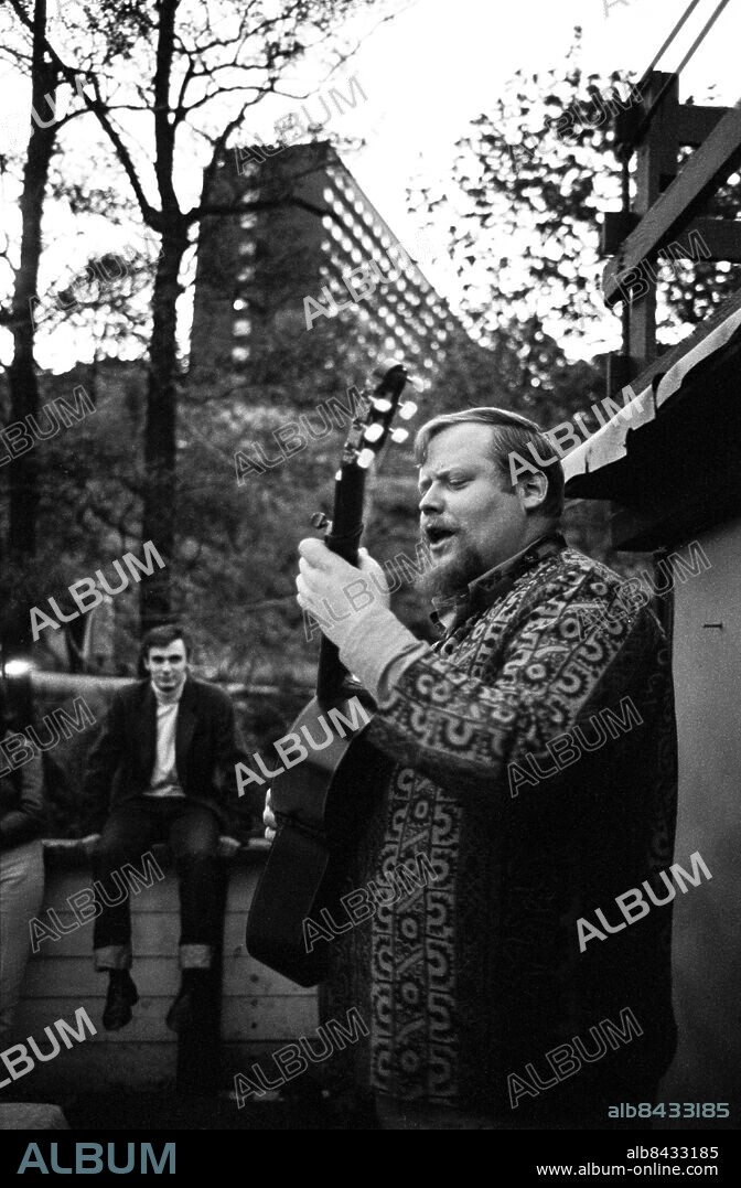 ARKIV STOCKHOLM 19670530. Trubaduren Gösta "Skepparn" Cervin underhåller på vispråmen Storken vid Smedsudden i Marieberg, där han var hustrubadur och konferencier. Mellan åren 1962-1969 var Storken en viktig scen för vissångare. Foto: Bo-Aje Mellin / SVT Bild / Kod: 5600 RiR sv/v 18587 Bild publ i RiR 25/67 Reportage publ i RiR 25/67 inför TV-programmet "Visor på vattnet" som sändes 1967-06-22 persons: GÖSTA CERVIN sites: STOCKHOLM;SVERIGEBilden får endast användas i programpresenterande sammanhang. Fotografens namn, Sveriges Television samt programmets titel skall alltid anges.