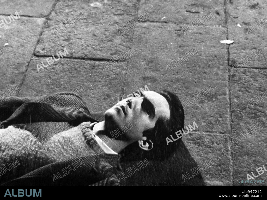 ENRIQUE IRAZOQUI en NOCHE DE VINO TINTO, 1966, dirigida por JOSE MARIA NUNES. Copyright FILMSCONTACTO.
