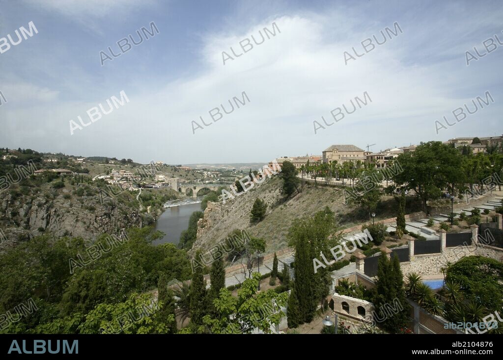 VISTA DEL EDIFICIO DE LAS CORTES DE CASTILLA-LA MANCHA Y ANTIGUO CONVENTO DE SAN GIL. VISTA DE LA CIUDAD DE TOLEDO Y RIO TAJO. ARQUITECTO: MANUEL SANTA OLAYA.