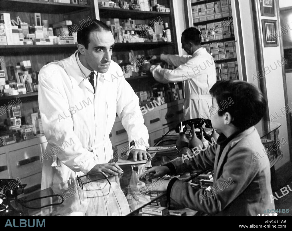 JOSE "SAZA" SAZATORNIL en EL GOLFO QUE VIO UNA ESTRELLA, 1955, dirigida por IGNACIO F. IQUINO. Copyright IFI PRODUCCION.